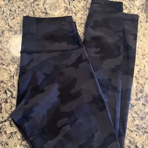 Lululemon wunder under size 6 25” black camo